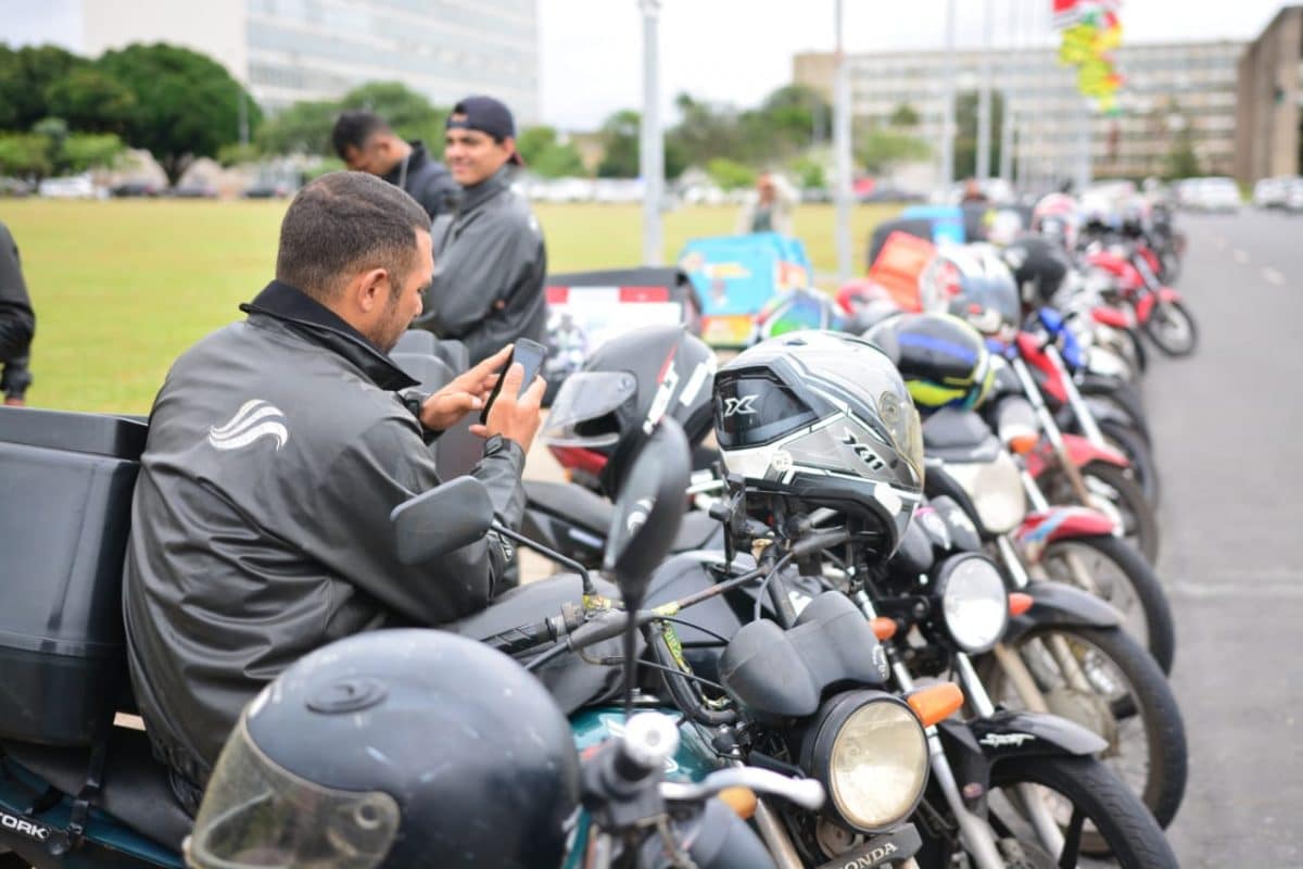 Deputado Valdelino quer vacinação para motoboys do DF